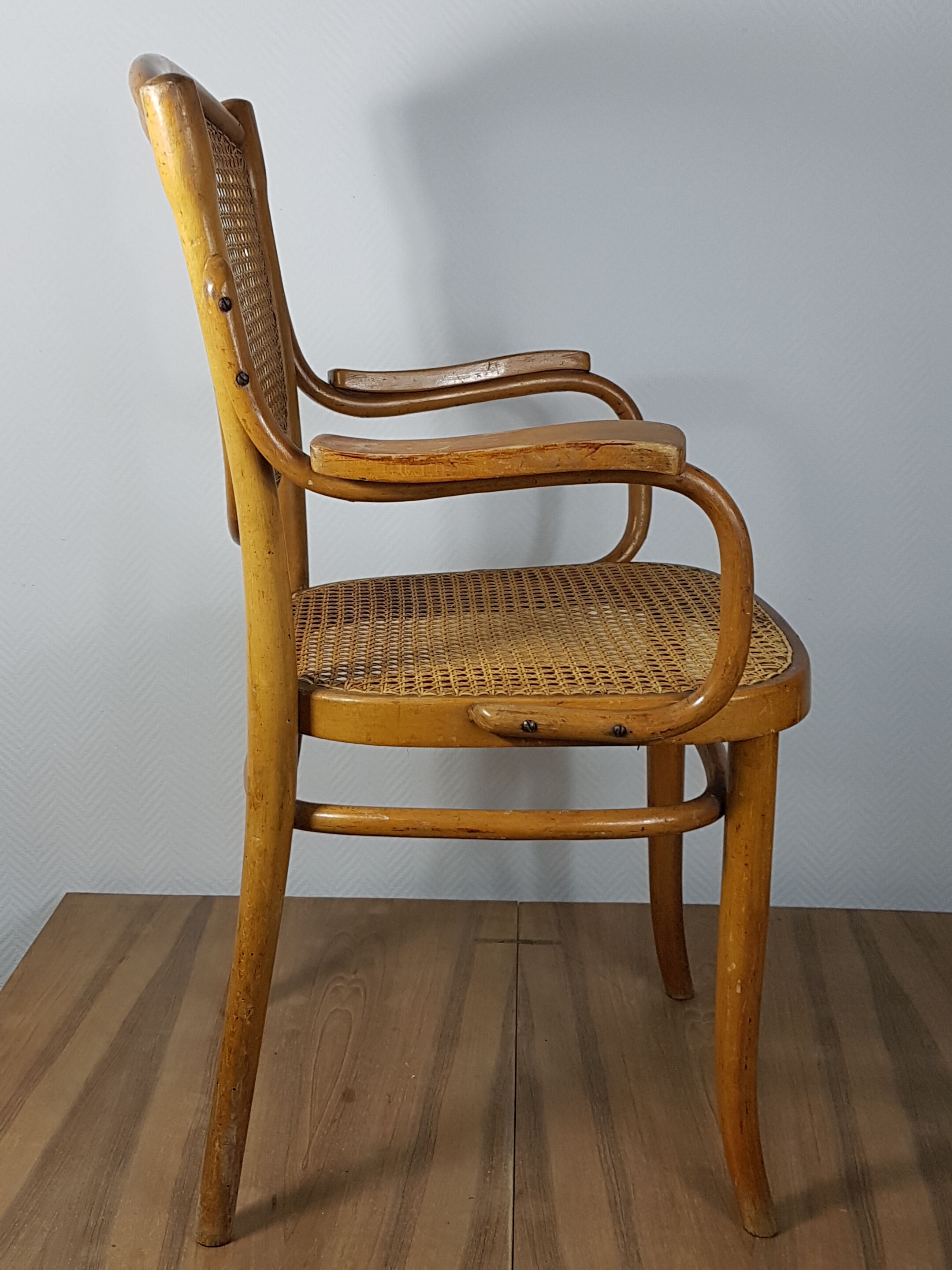 Fauteuil assise et dossier en cannage étiquette de Thonet ref sl02