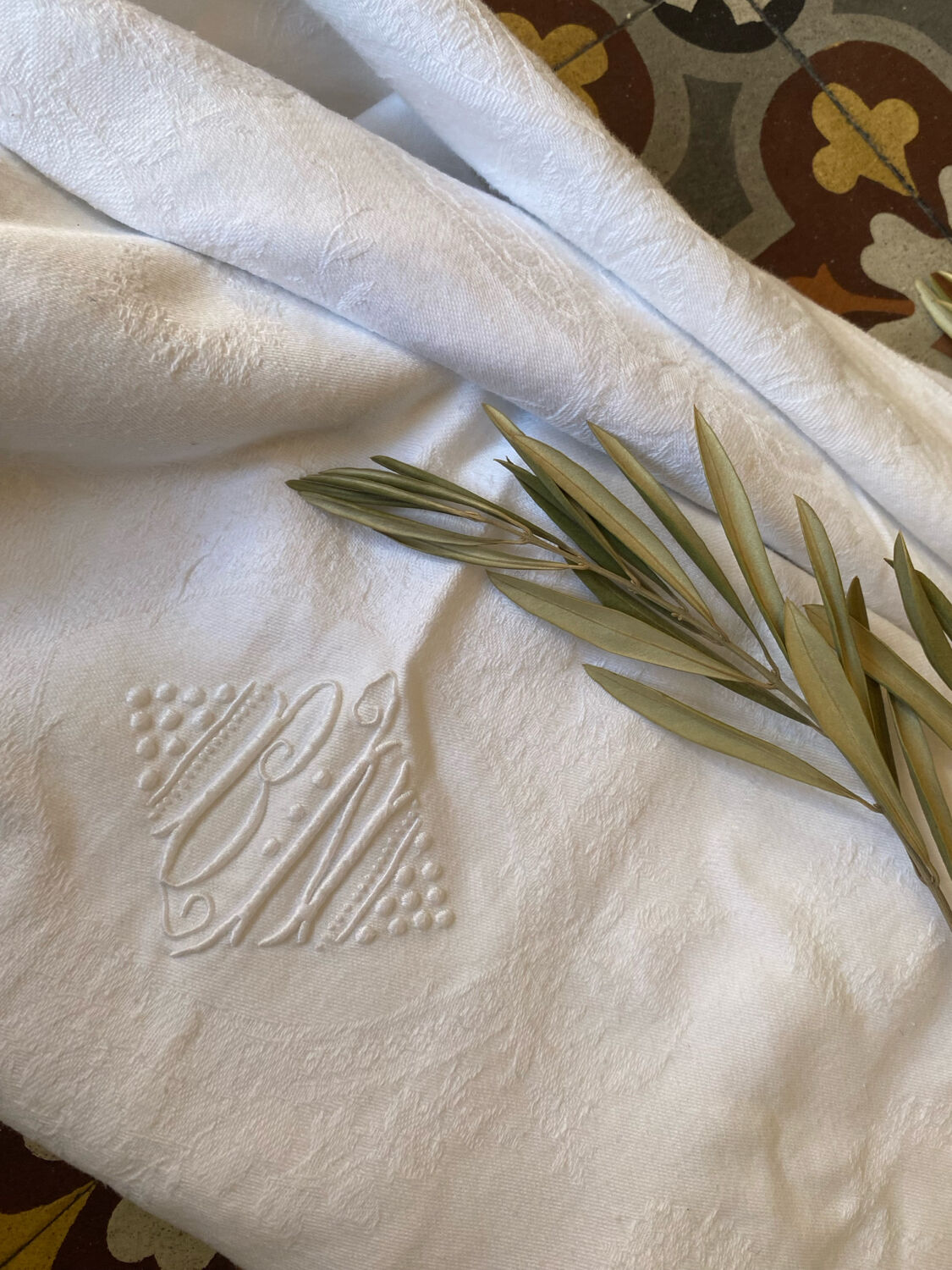 White cotton and linen tablecloth with central monogram from the 1960s.