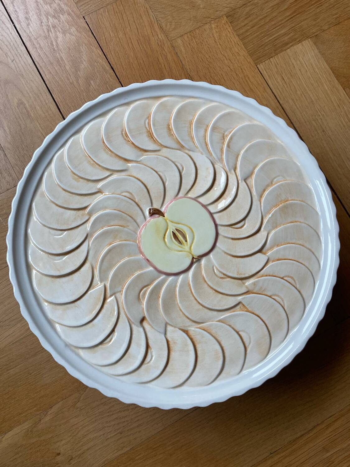 Pie dish on a stand, majolica, apple