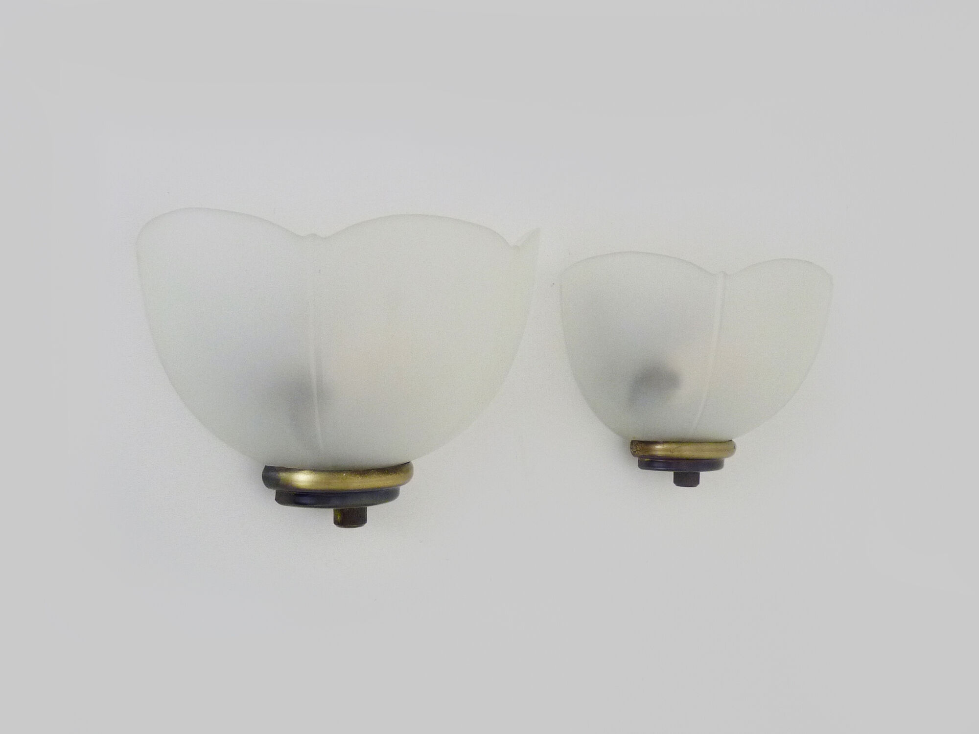 Pair of Vianne wall sconces in gilded metal and white shell-style glass
