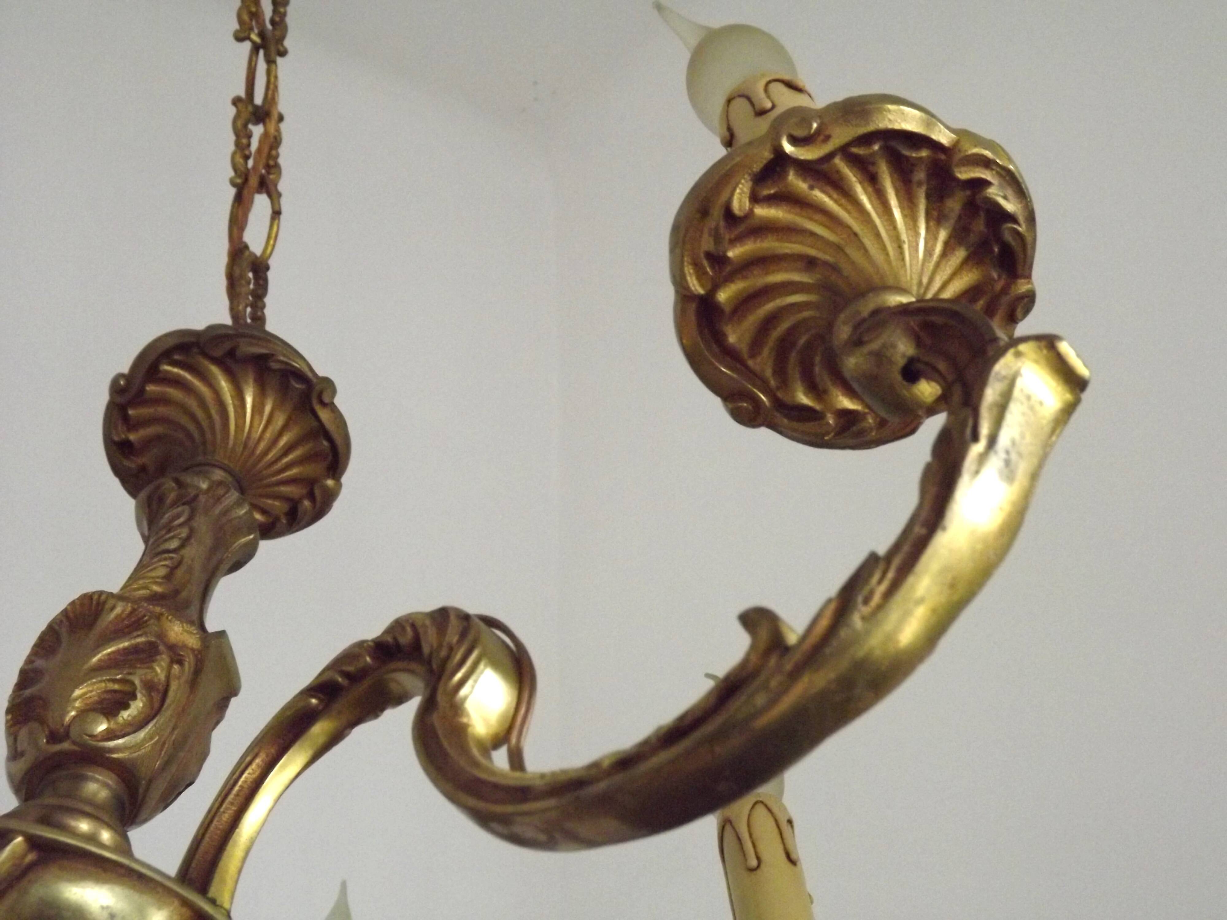 Lustre Art nouveau français en bronze à 6 lumières avec bras en volutes et détails en forme de feuilles