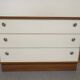 Commode basse en placage d'acajou et satin blanc années 70/80