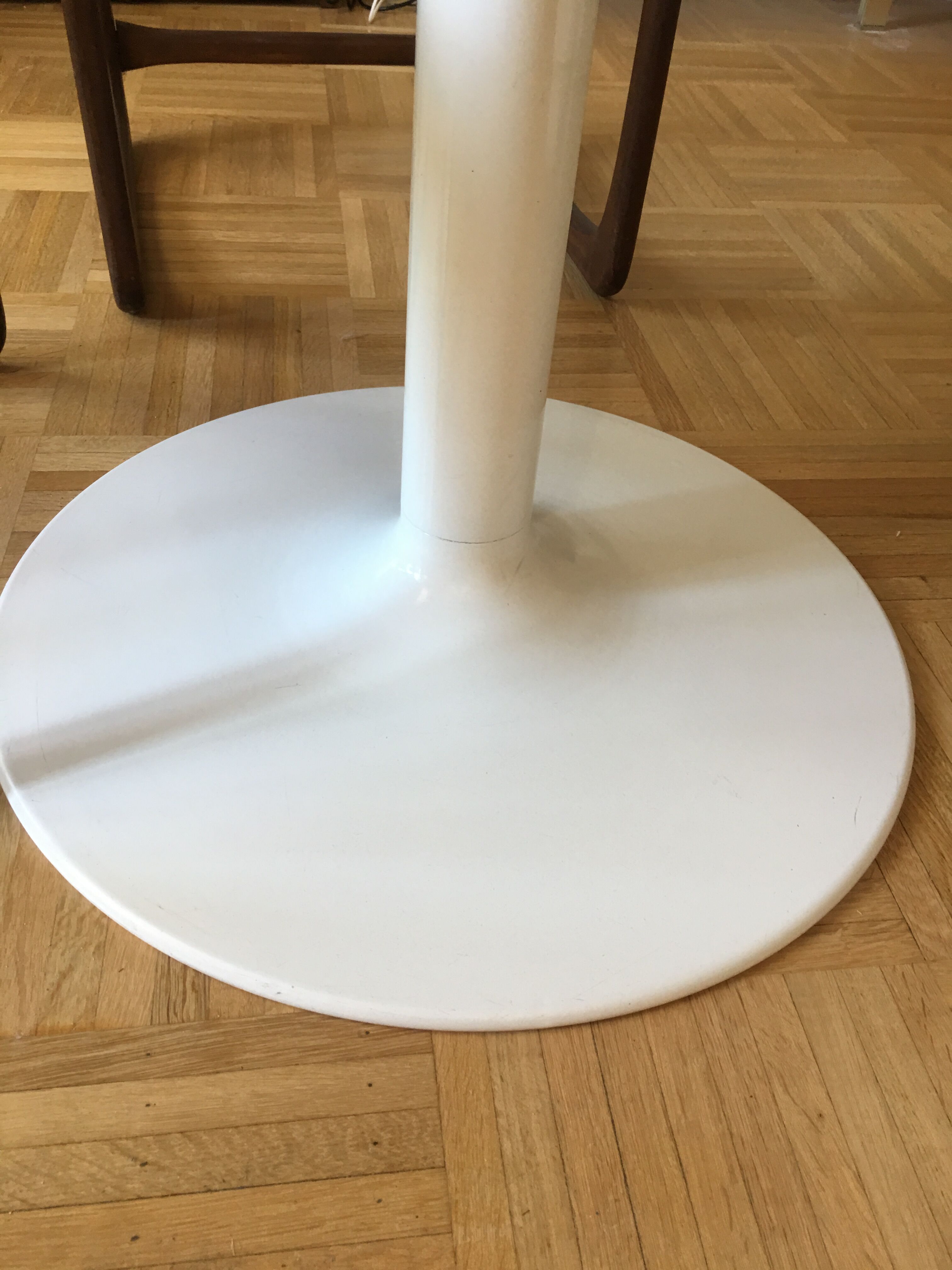 Dining table with a modular tulip foot