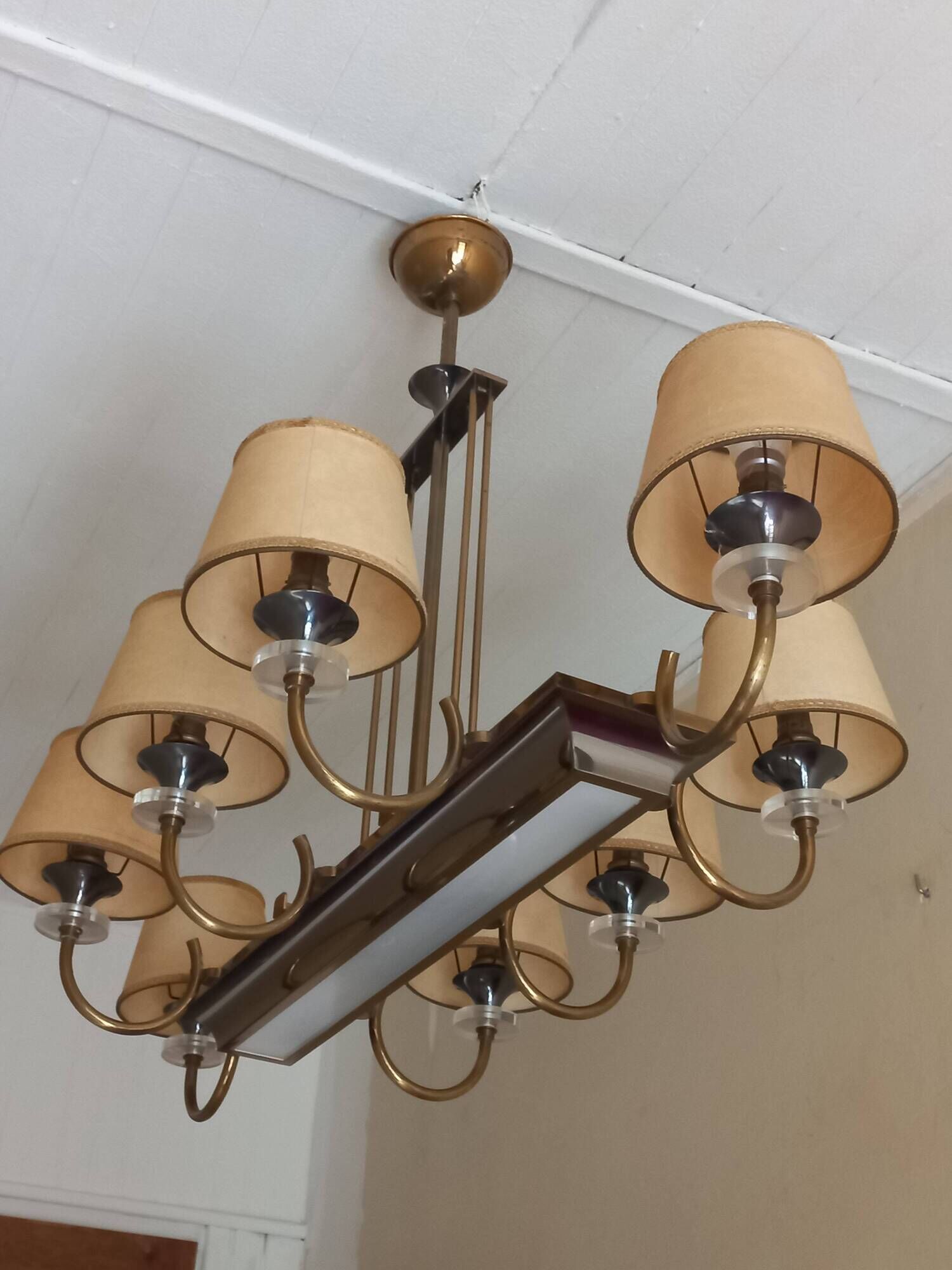 Vintage chandelier in gilded brass, chromed metal and plexiglass from the 1950s