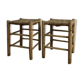 Lot of 2 wooden stools and sea grass