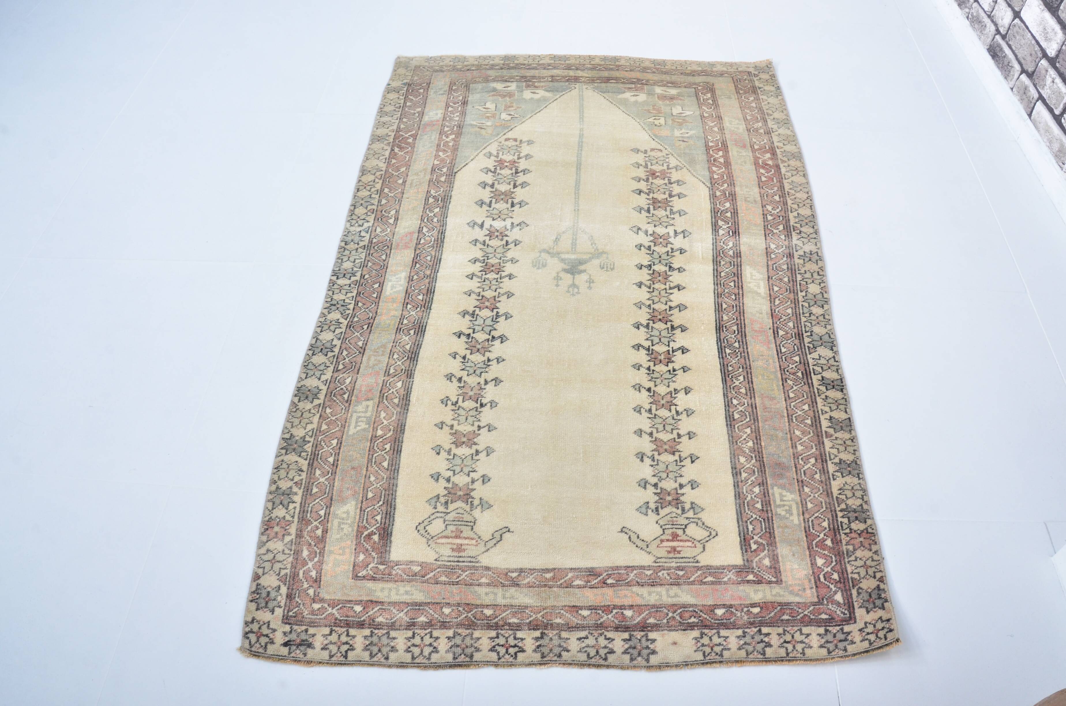Tapis turc à motifs floraux beiges Oushak, référence 3085
