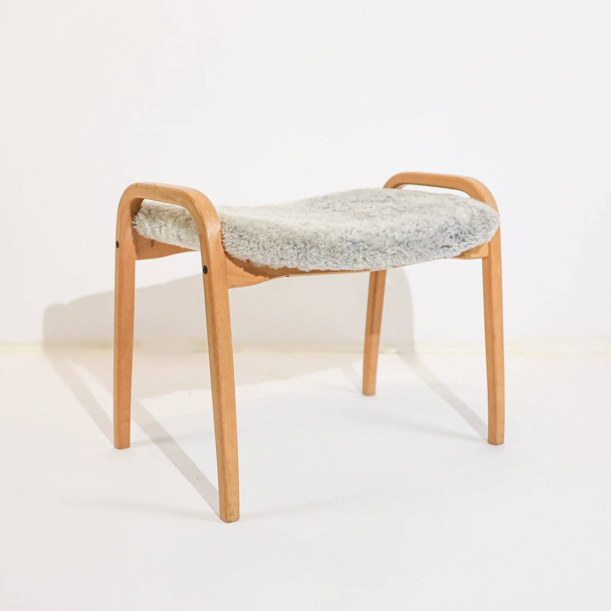 Fauteuil vintage Swedese Lamino et repose-pieds en peau de mouton grise
