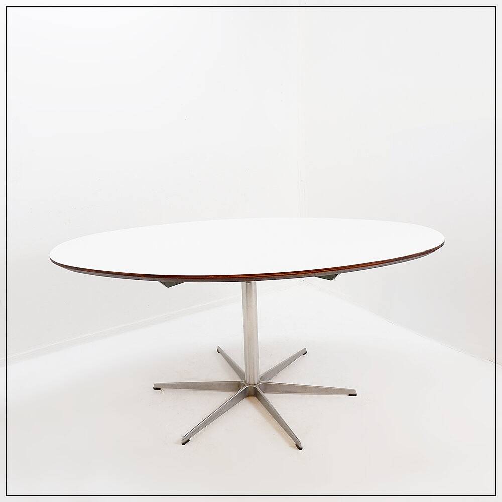 Star-shaped dining table with 6 branches by Arne Jacobsen for Fritz Hansen, 1970s.