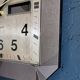 Horloge vintage pendule murale silencieuse carrée "Vedette gris argent"