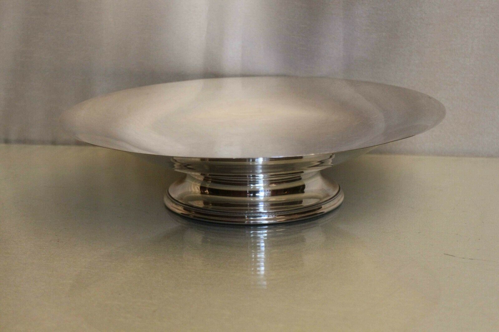 Large flat circular cut on silver metal pedestal