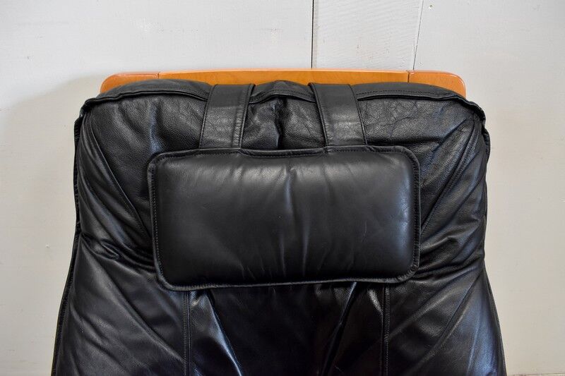 Leather and beech relaxation chair - 1970 / 1980