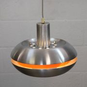 Ancienne lampe de design danois de l'ère spatiale en aluminium avec intérieur orange.