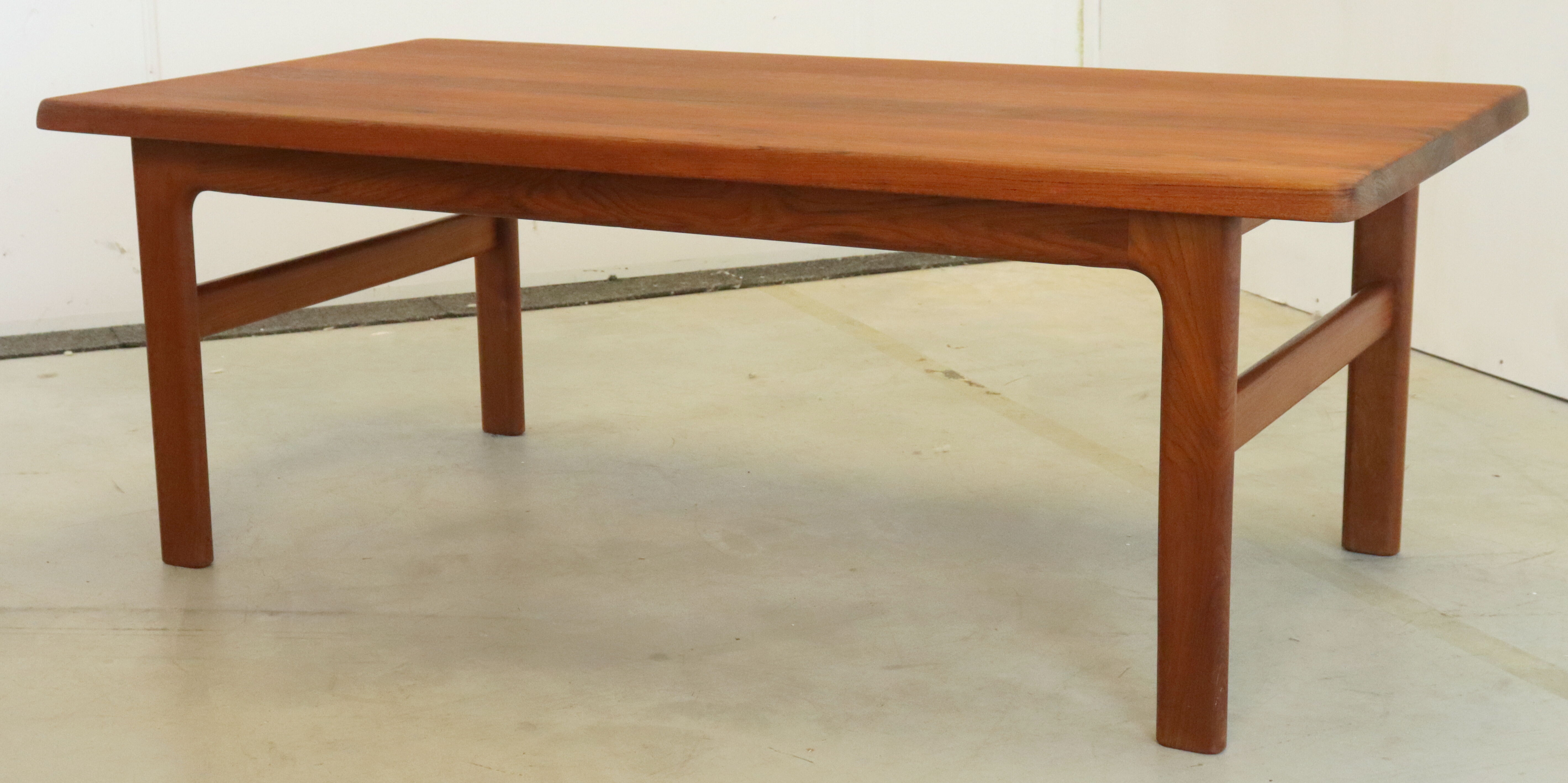 Niels Bach danish design teak coffee table 'Bratbjerg'