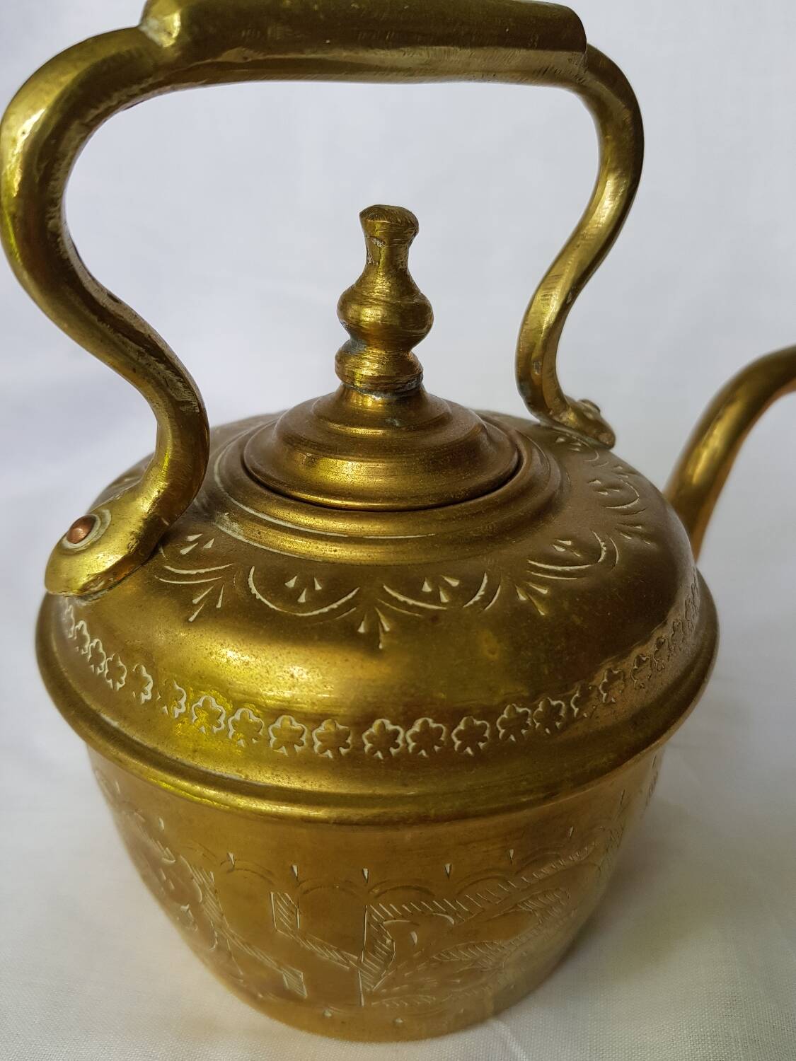 Théière vintage en laiton