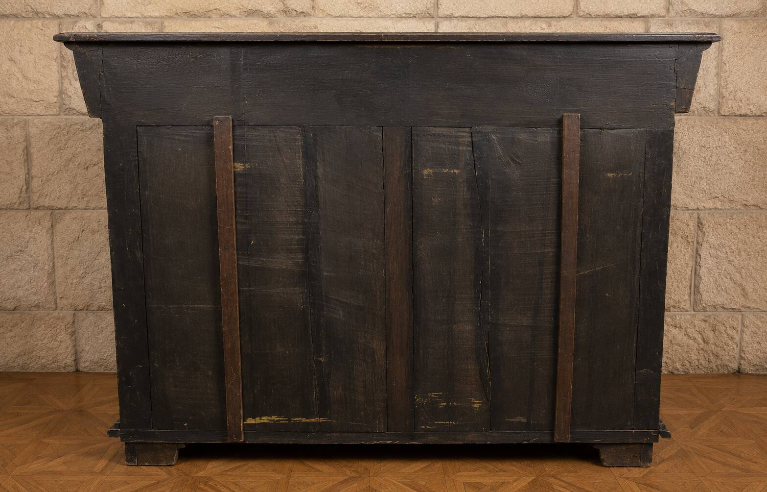 Important carved wooden library in Renaissance style, dating from the 19th century.