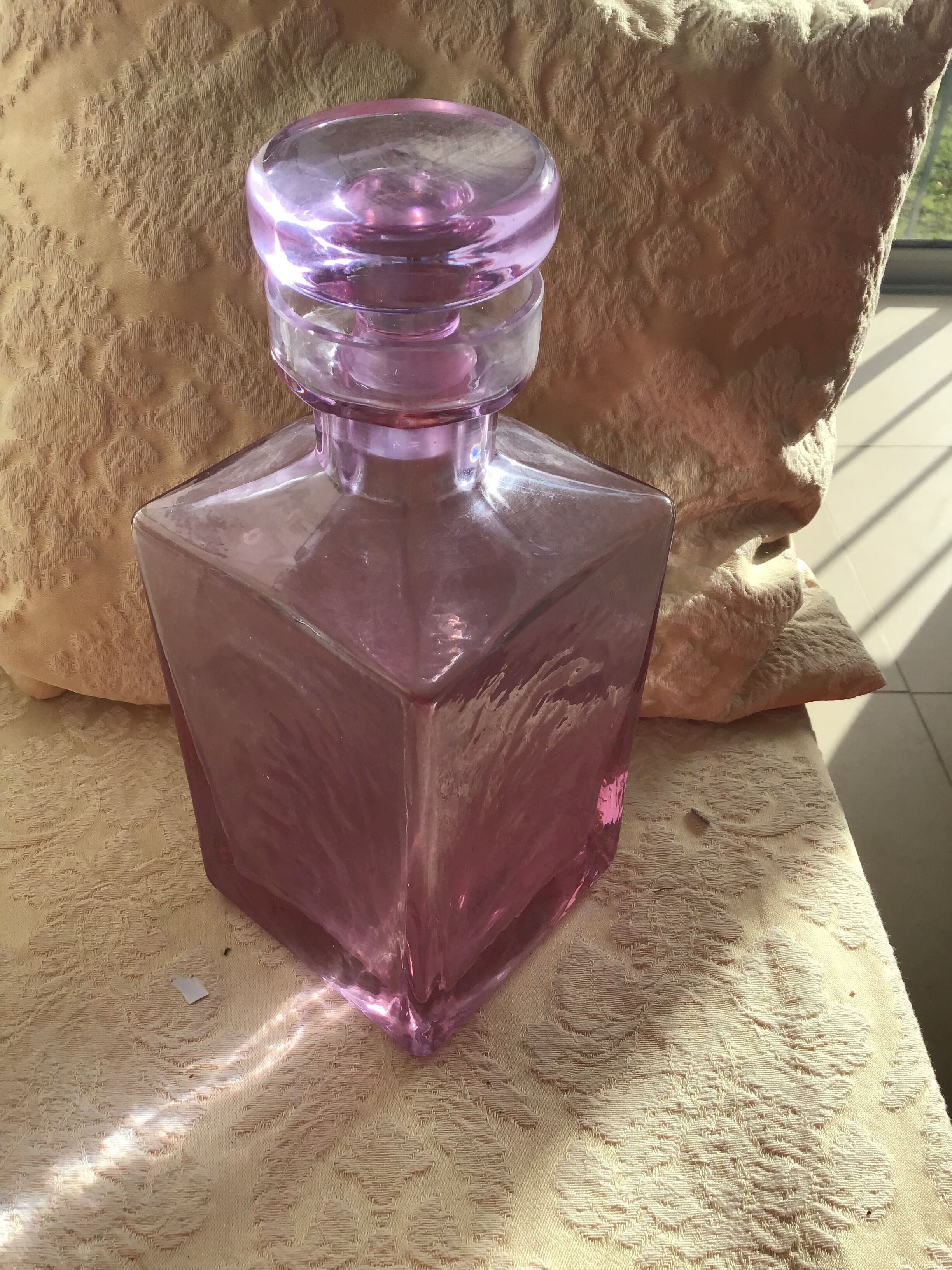 Liquor decanter with parma colored cap