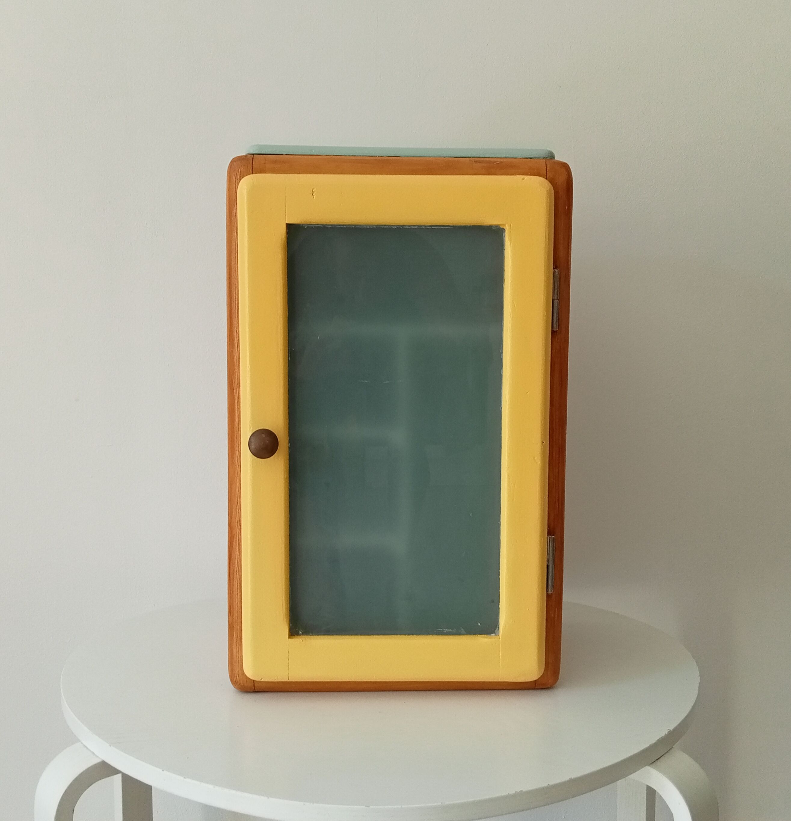 Vintage medicine cabinet 50s