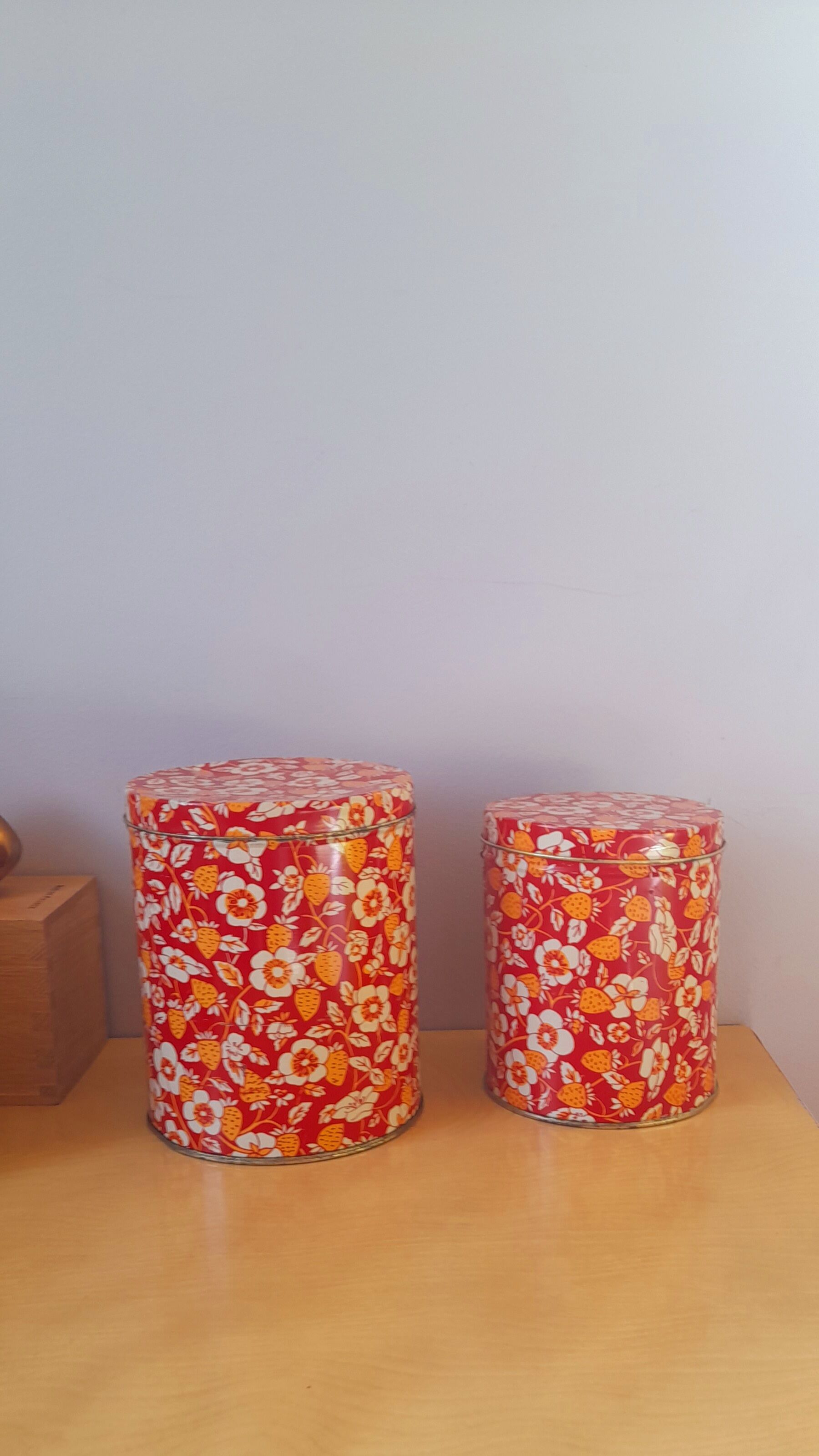 Strawberry round nesting boxes 60s