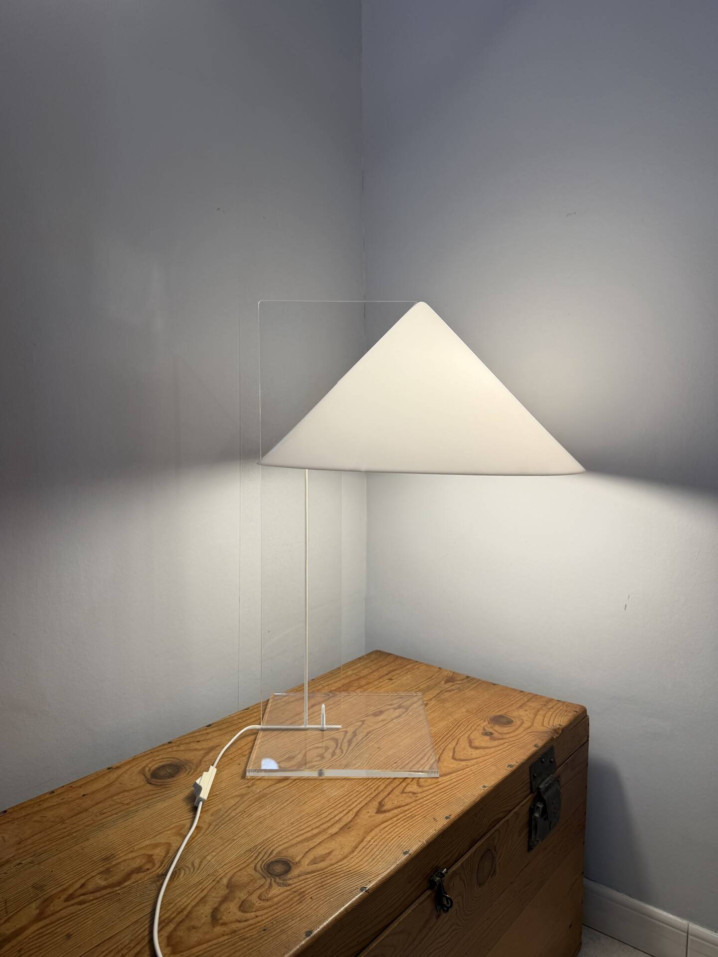 Minimalist design table lamp Harco Loor in plexiglass and perspex