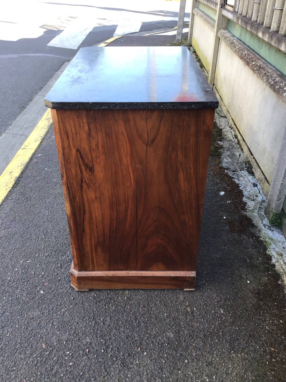Commode style Louis Philippe en noyer et marbre dessus