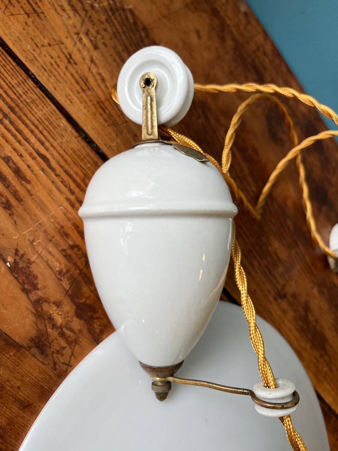 Period pendant lamp rises and falls in porcelain and opaline