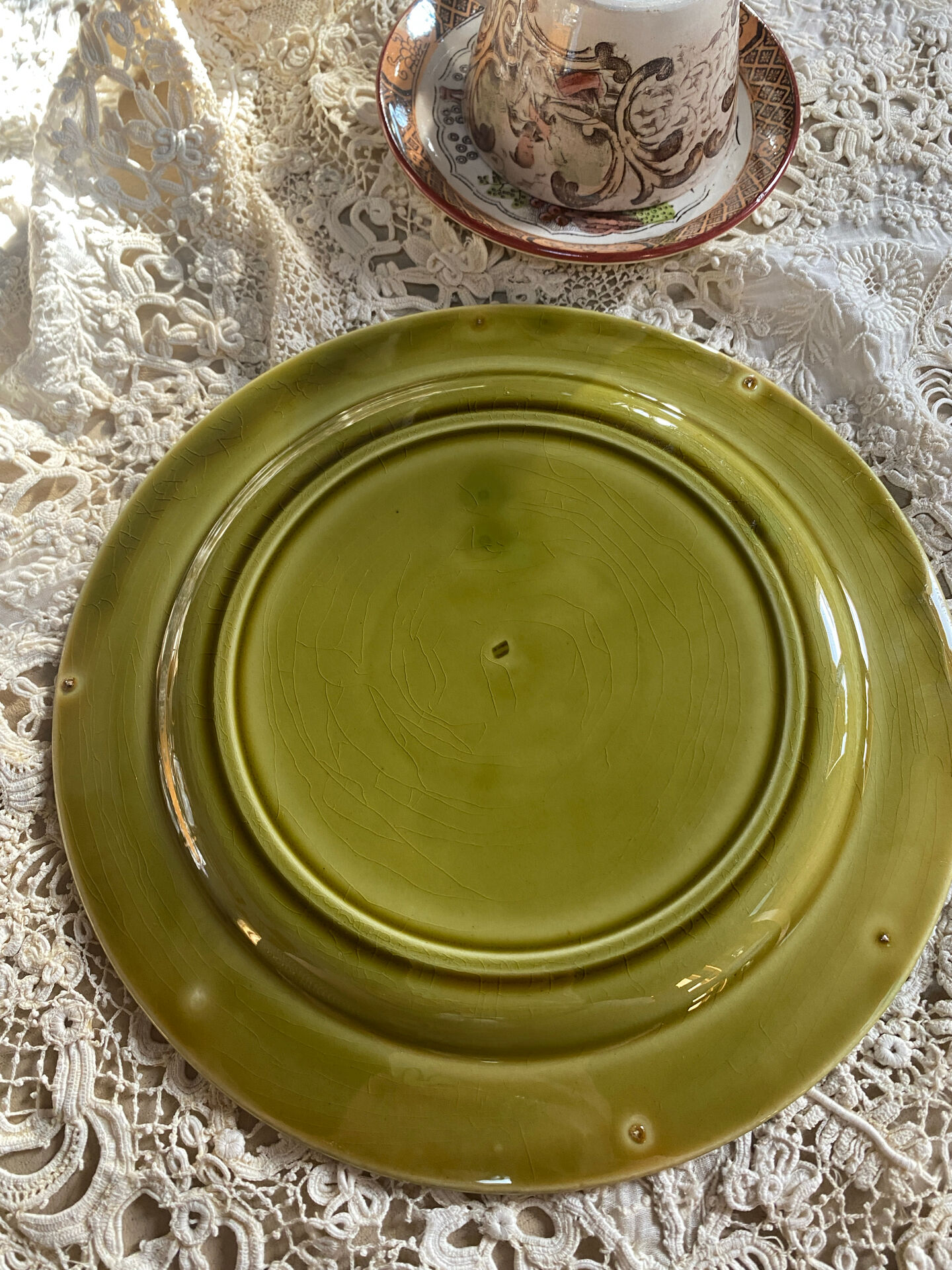 Flat plate in majolica HB Choisy le Roi