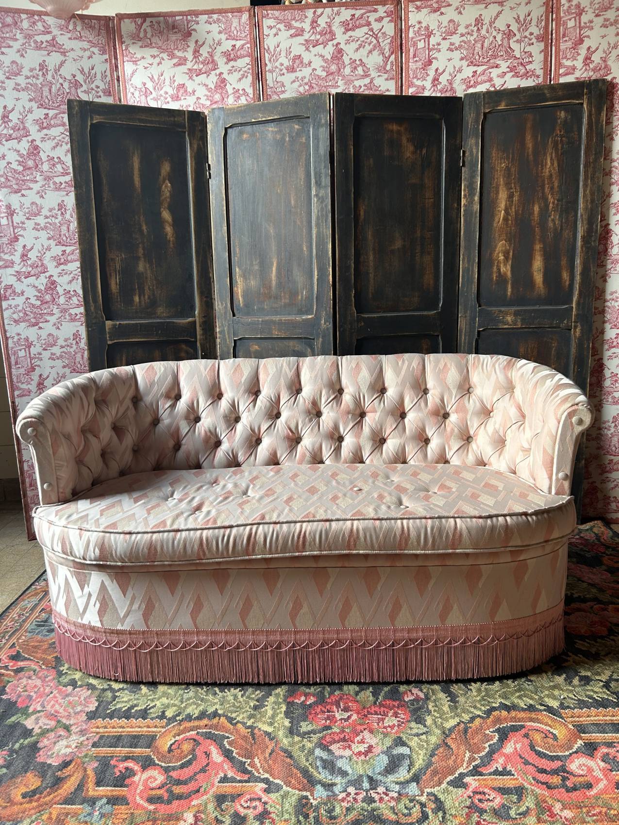 Small vintage 2-seater sofa from the 70s in Hollywood Regency style, satin pink.
