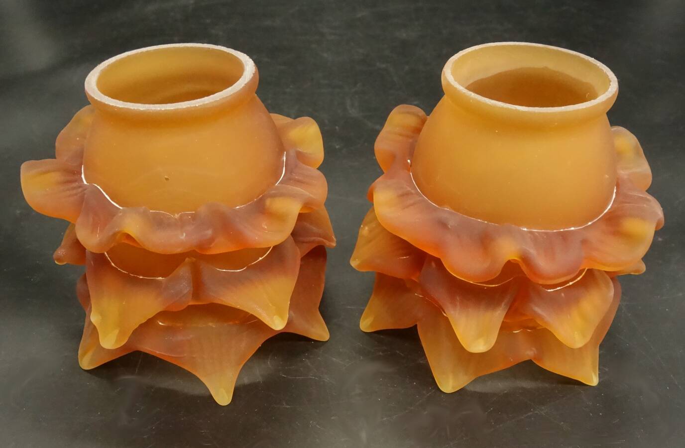 Paire de tulipes en pâte de verre ambrée