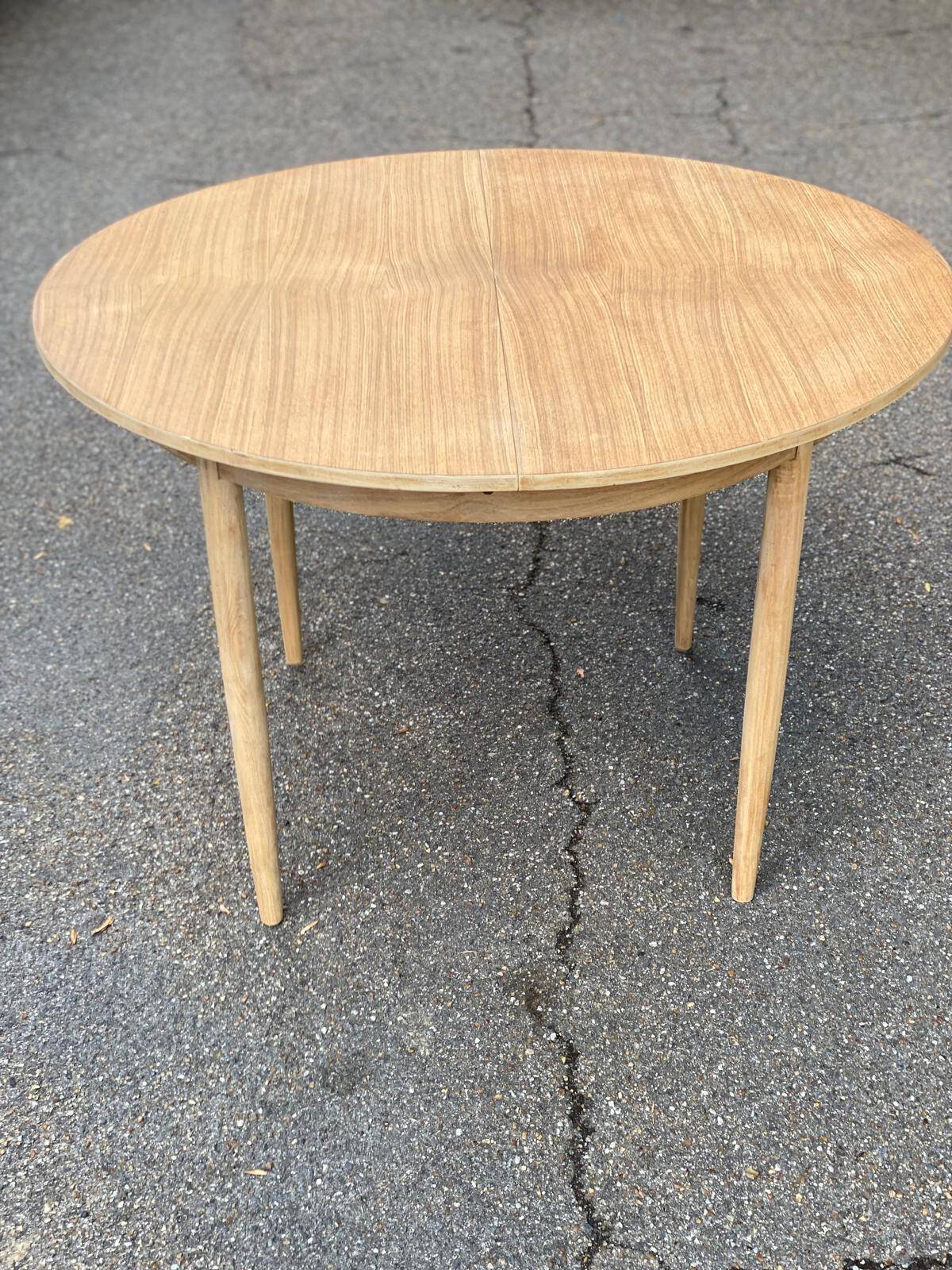 Table à manger scandinave ronde extensible rénovée en teck 1950