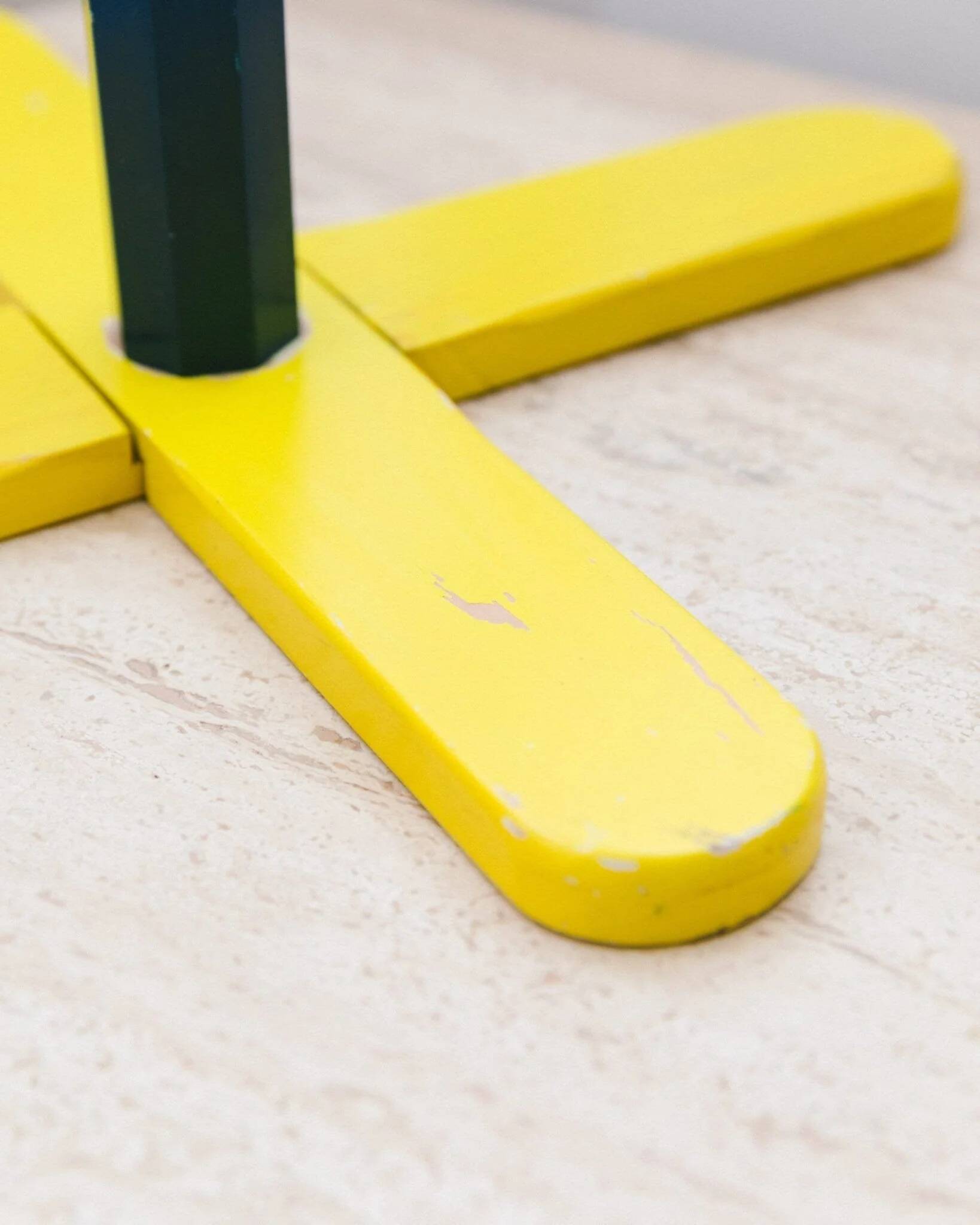 Vintage 1980s coat rack in the shape of a pencil - Pierre Sala style - Memphis Pop Art design - 80s 90s