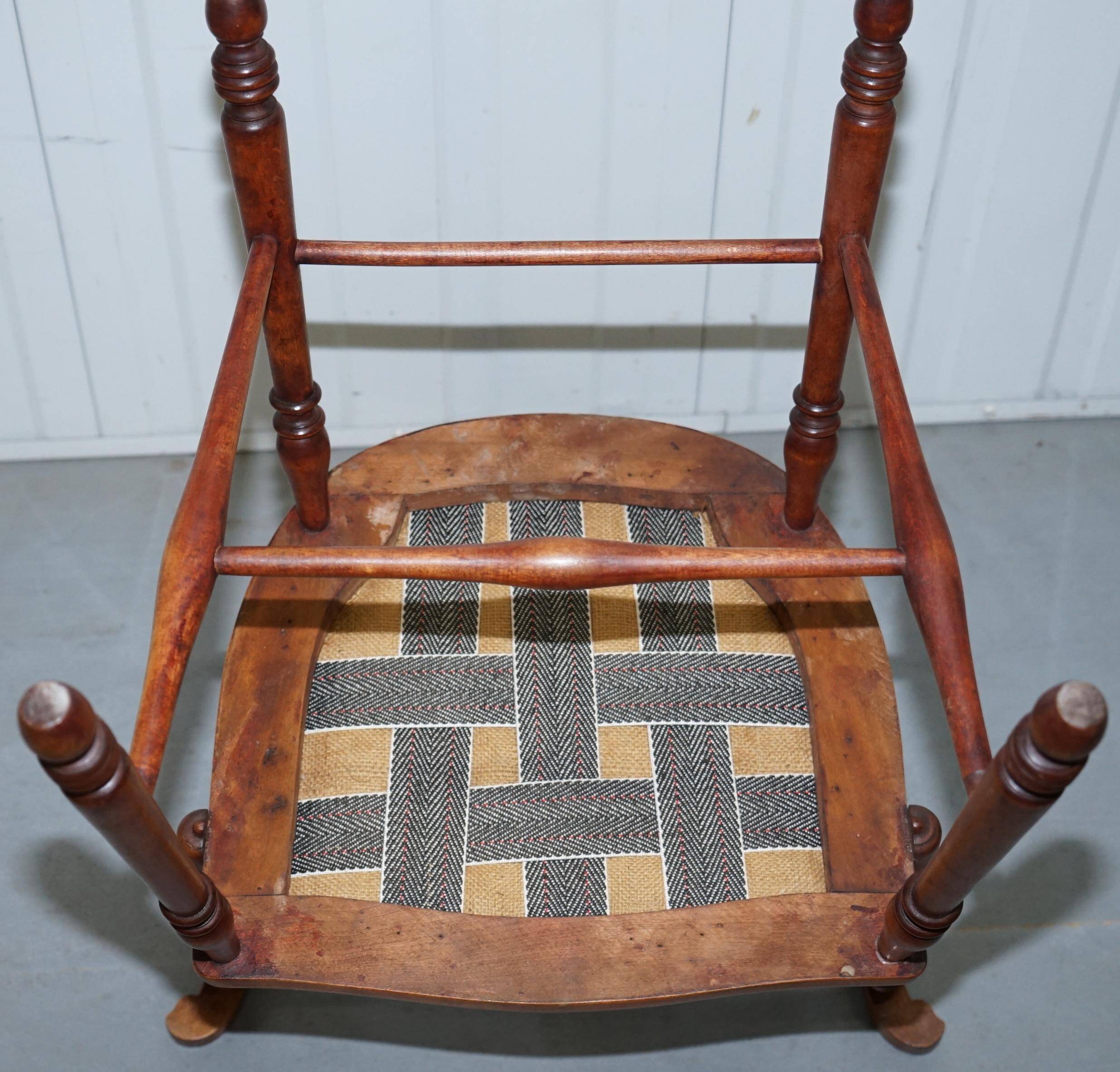 Chaise en noyer Edwardian à dossier courbé avec incrustation de nacre style Arts and Crafts