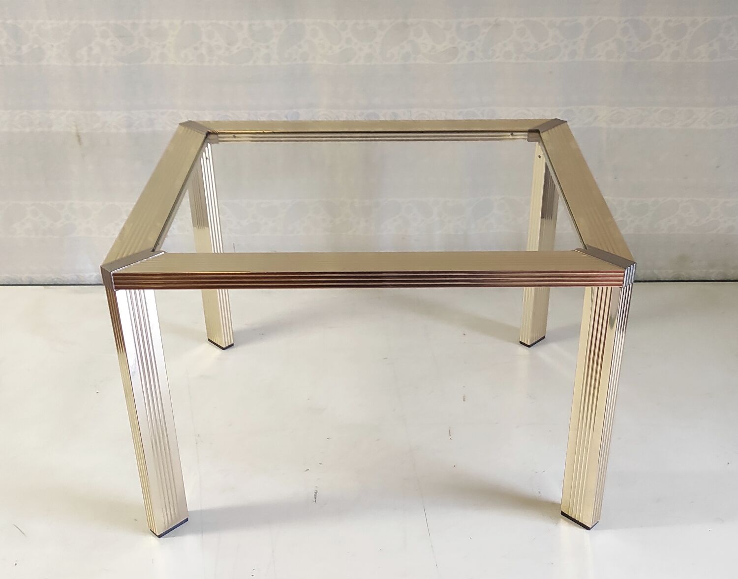 Side table in gold metal and glass - 70s/80s