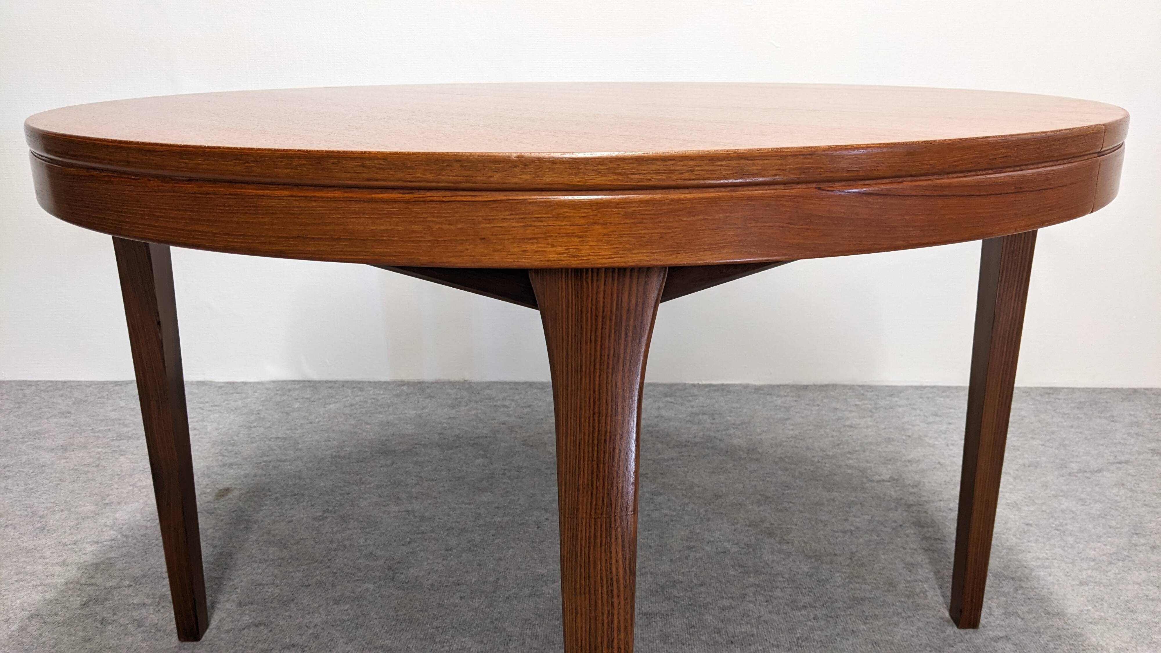 Table ronde extensible scandinave en teck années 60/70
