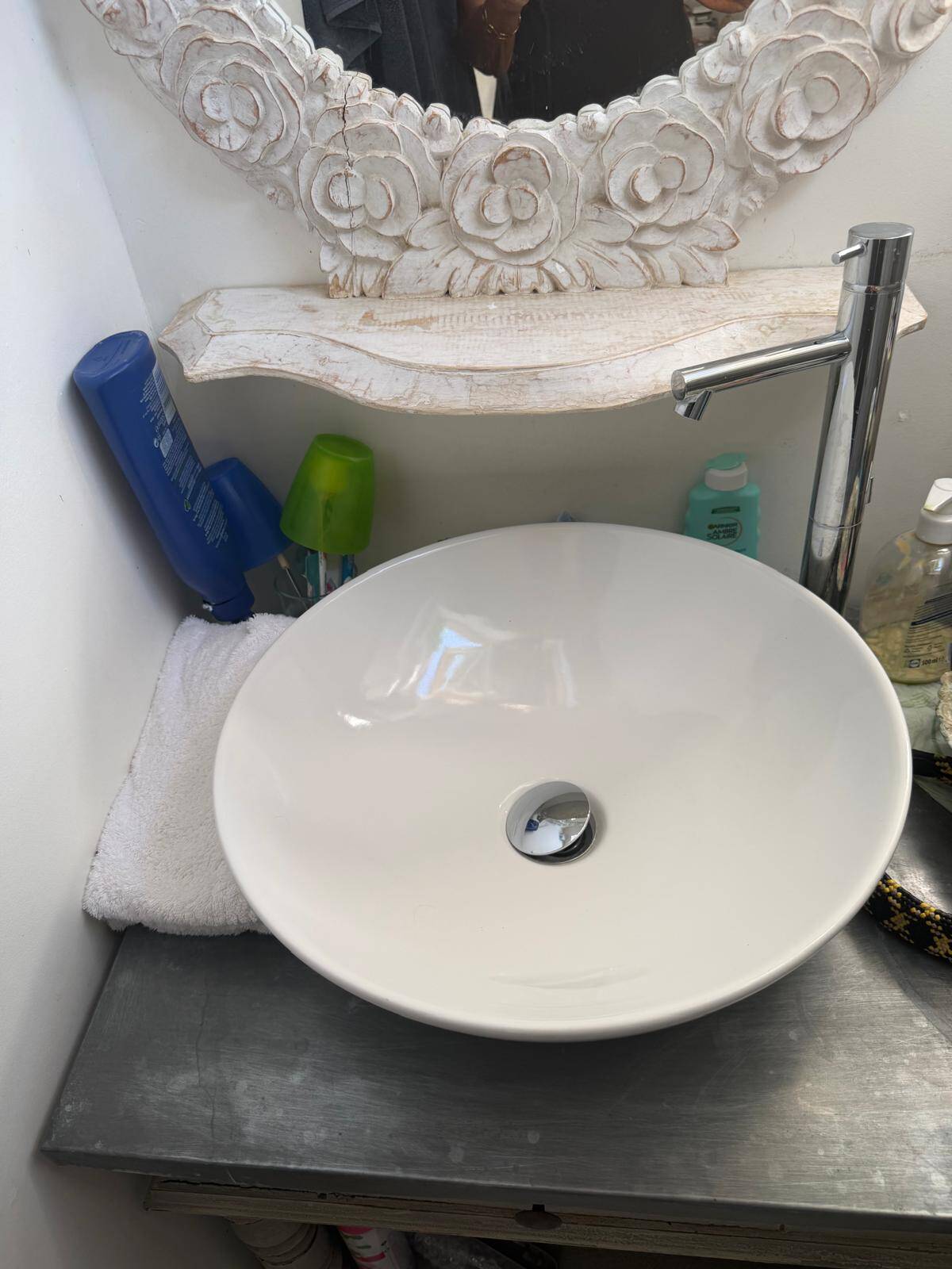 Meuble de salle de bain en bois style provençal avec vasque