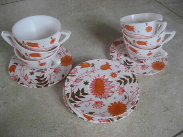 6 cups and VOLUFORM vintage melamine sub-cups