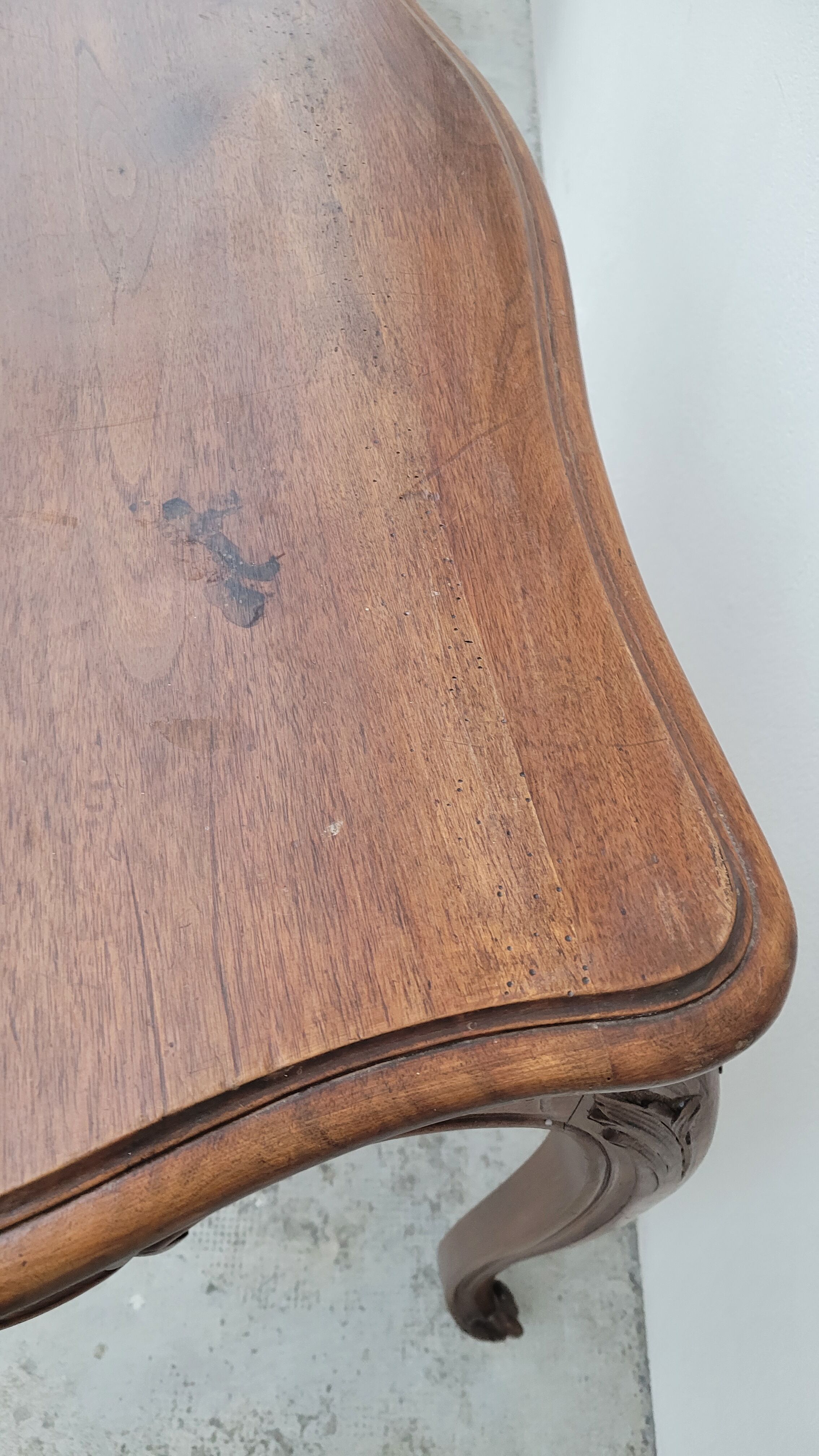 Table de milieu de style Louis XV en noyer massif