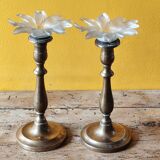Paire de bougeoirs en laiton et bobèches en forme de fleur en verre opaque