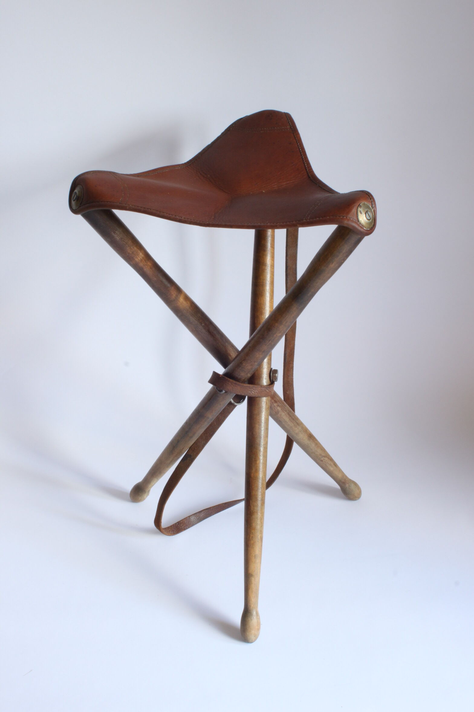 Tabouret de chasse en cuir trépied en bois pliable, France années 1960.