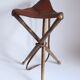 Tabouret de chasse en cuir trépied en bois pliable, France années 1960.