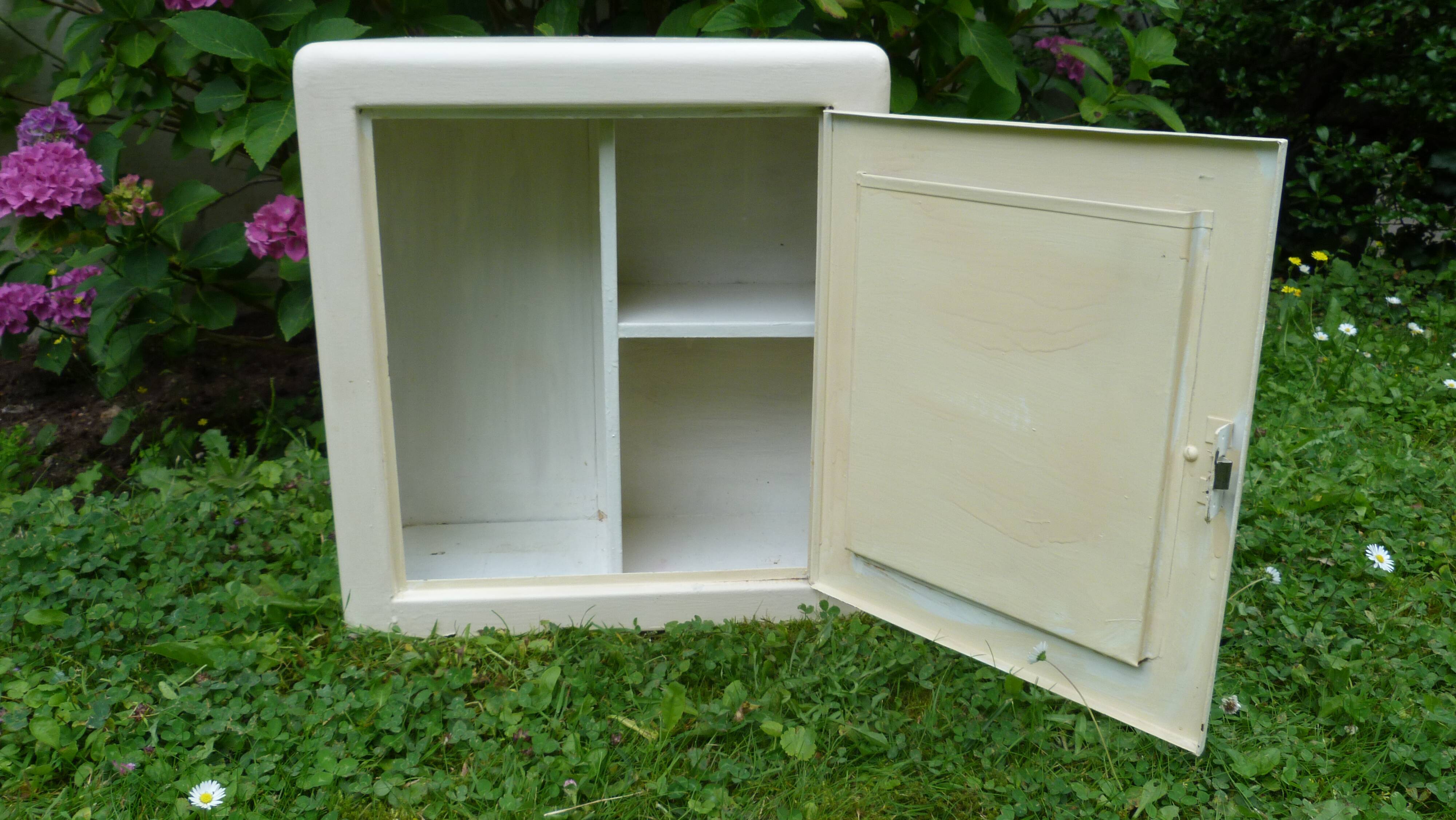 Medicine cabinet 50s in metal