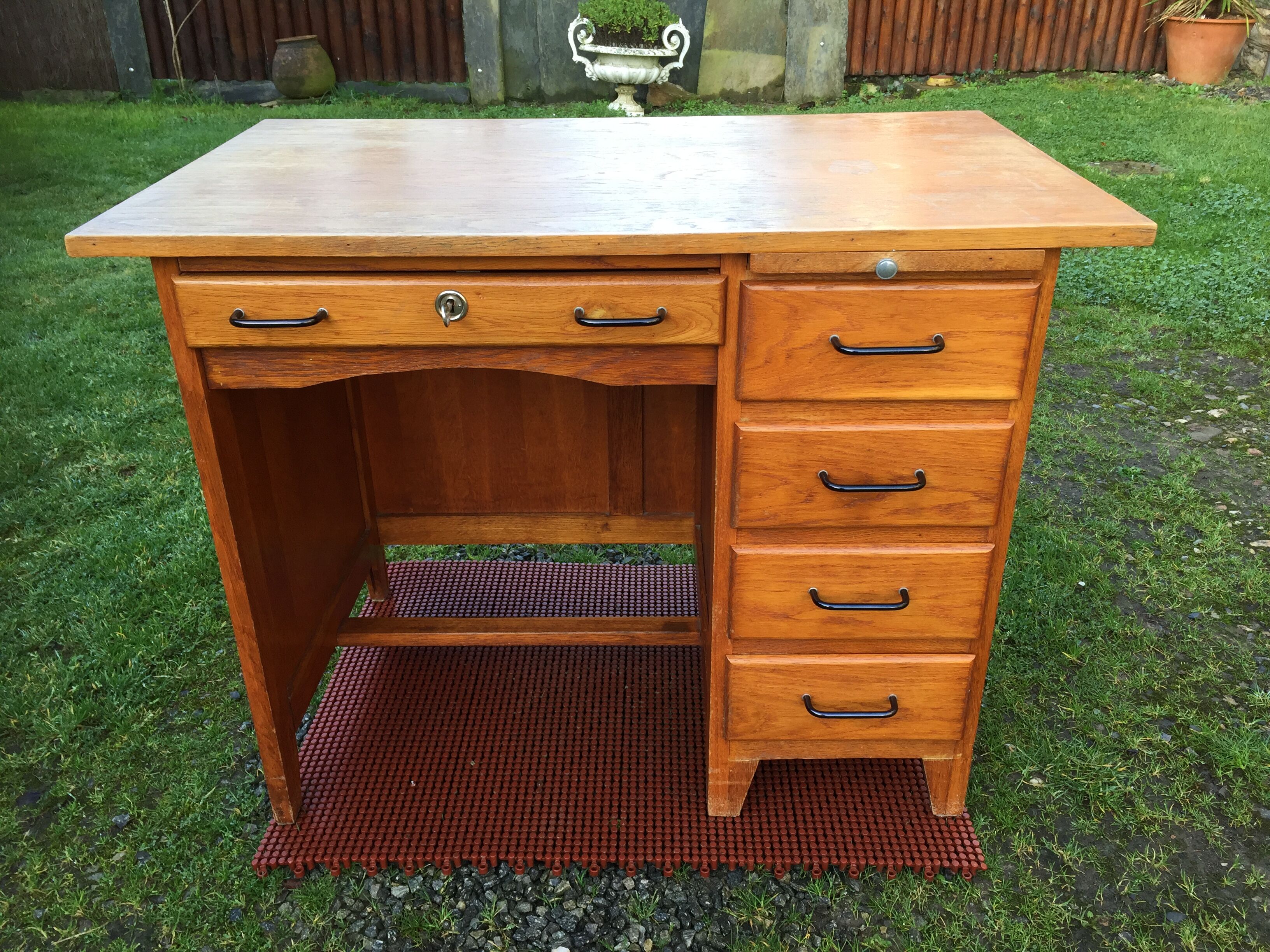 Vintage oak desk with 5 drawers and 1 pull.