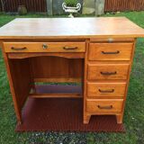 Vintage oak desk with 5 drawers and 1 pull.
