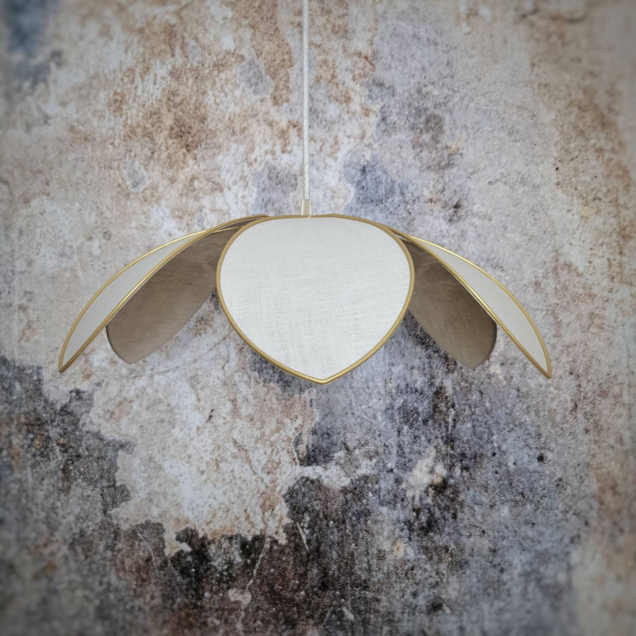 Suspension fleur structure métal, 6 pétales en lin sable