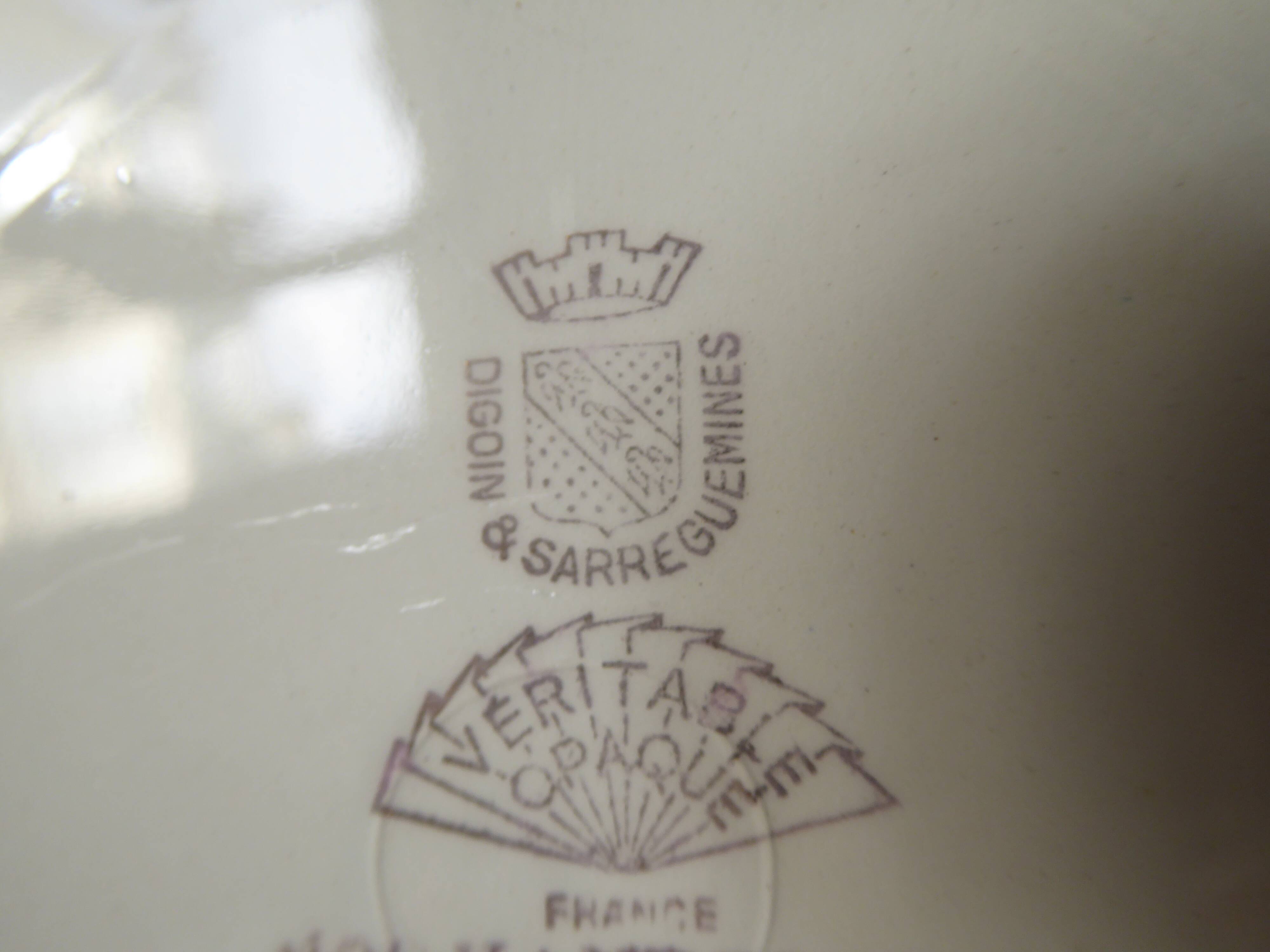 Huit assiettes creuses en faïence à décor de Homards