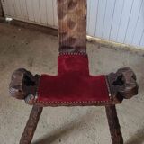 Ancienne chaise brutaliste pieds tripodes en bois sculpté & tissu rouge
