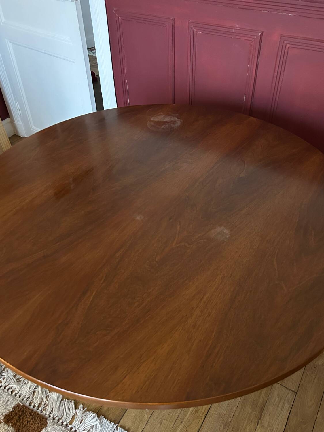 Table ronde en bois verni