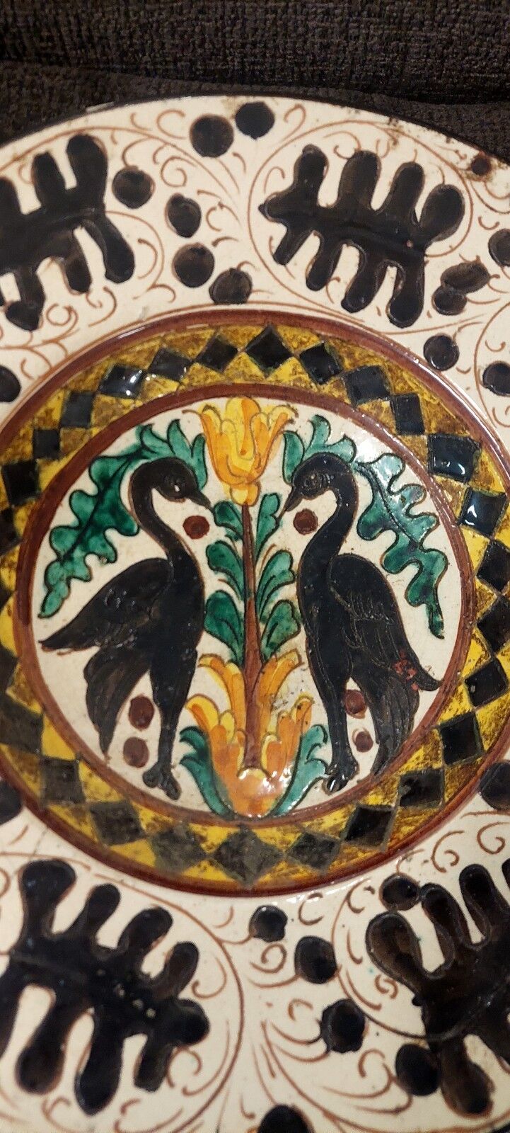 Ceramic plate with graffito stylised birds in the Pesaro Faenza style, early 1900s.