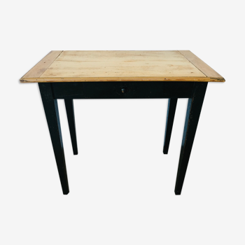 Farm table with tapered feet