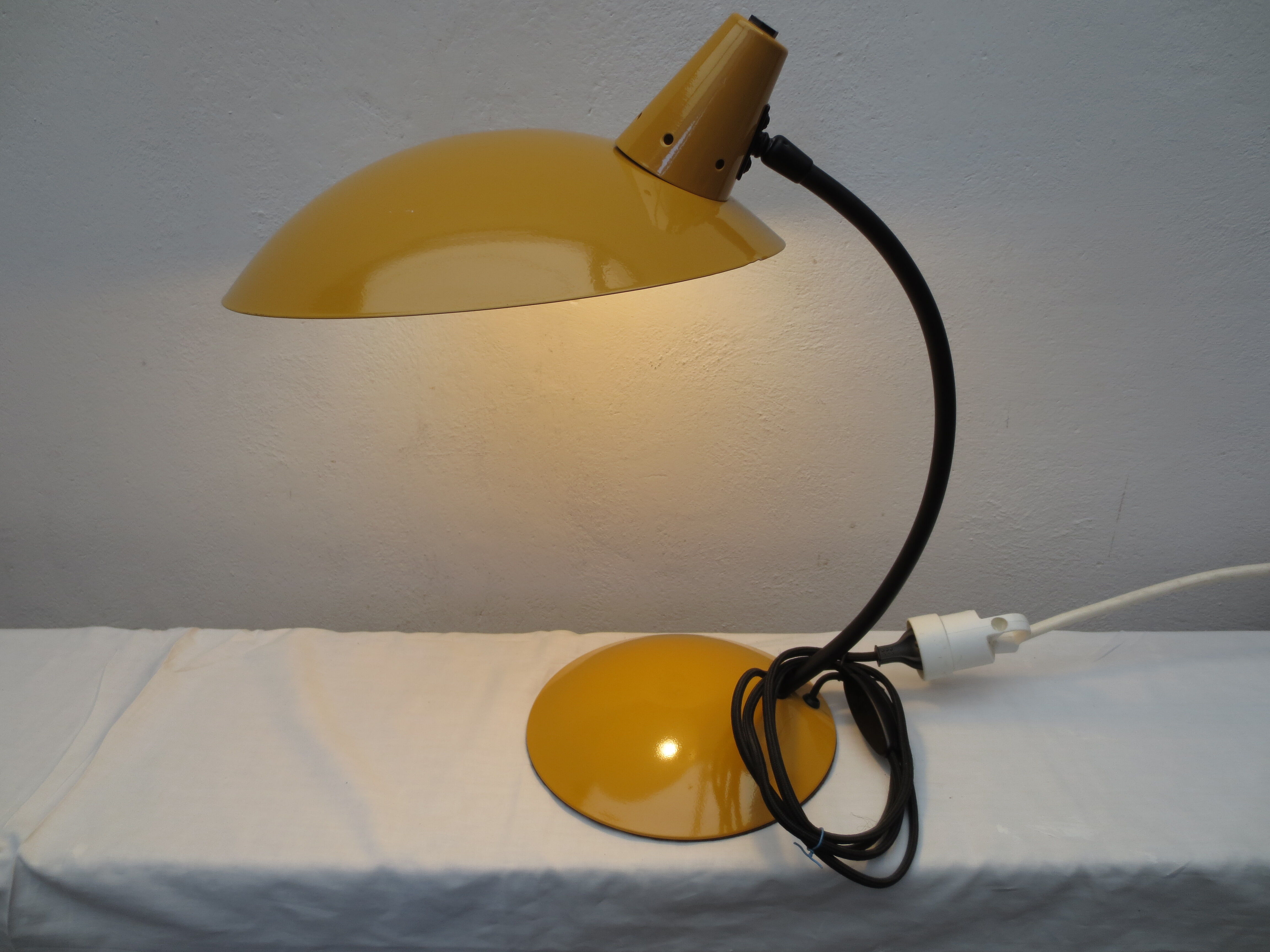 Lampe de table en métal jaune moutarde