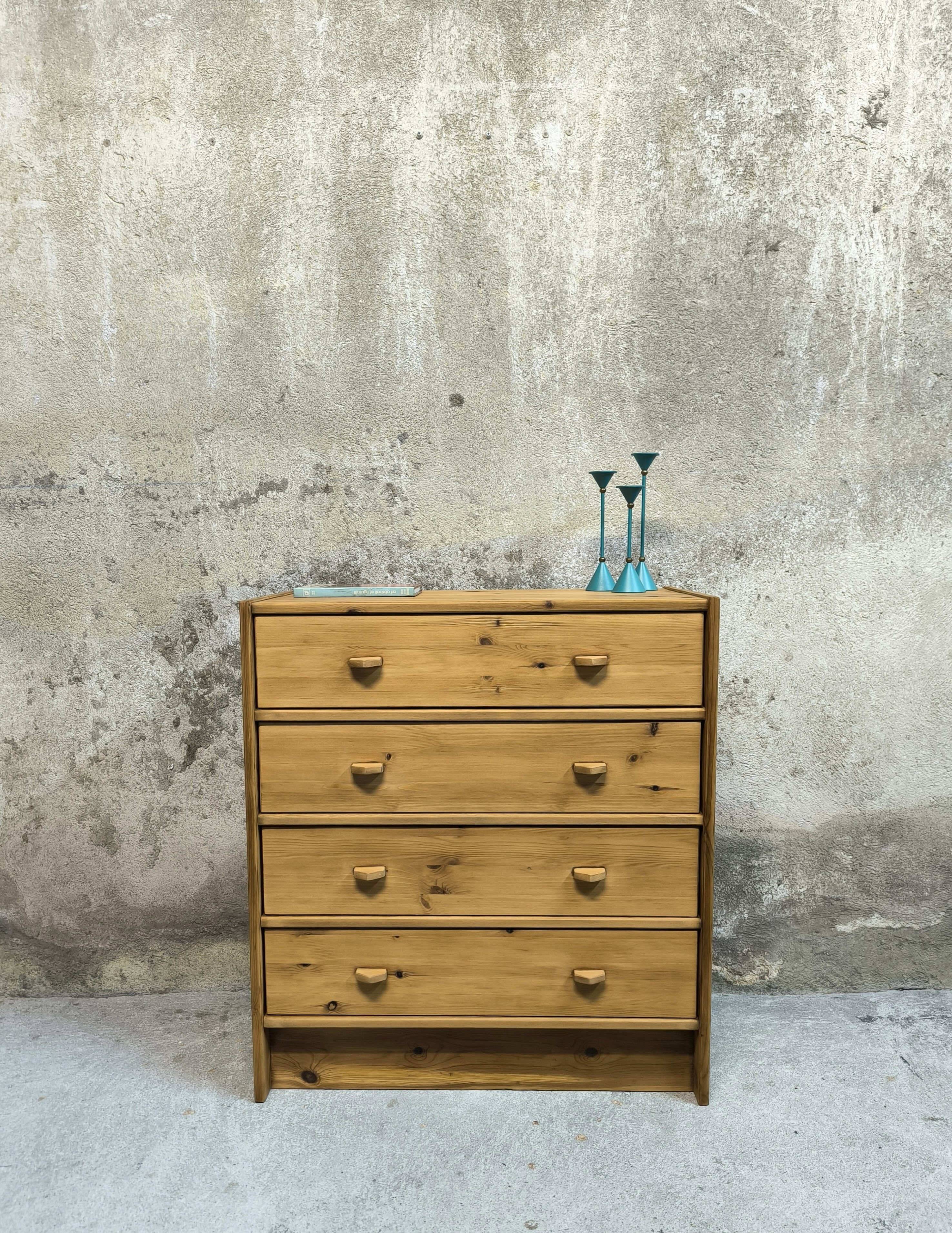 Vintage pine chest of drawers.